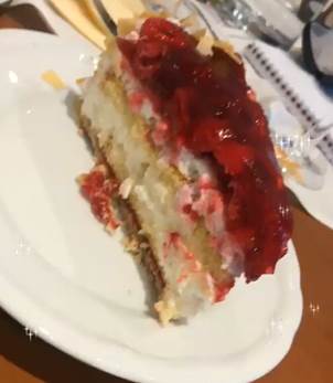 Photo d'un morceau de tarte à la crème et aux fruits danois