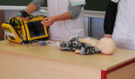 Photo d'étudiants qui réaniment un mannequin de bébé