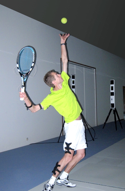 Photo d'un sportif qui sert au tennis