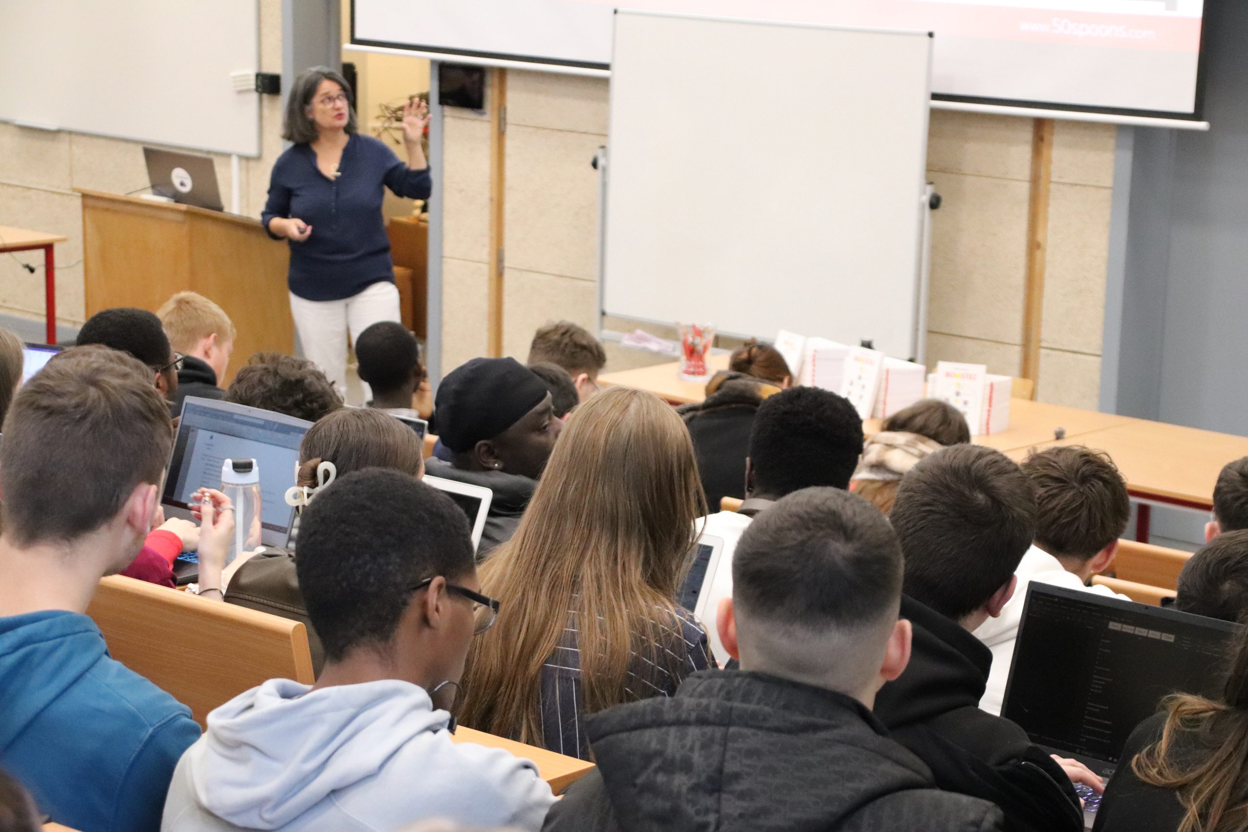 Etudiants hors UE: l’ARES s’inquiète de l’avant-projet de loi de la ministre Van Bossuyt